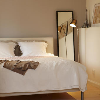 beige sovrum eiffeltorn trägolv